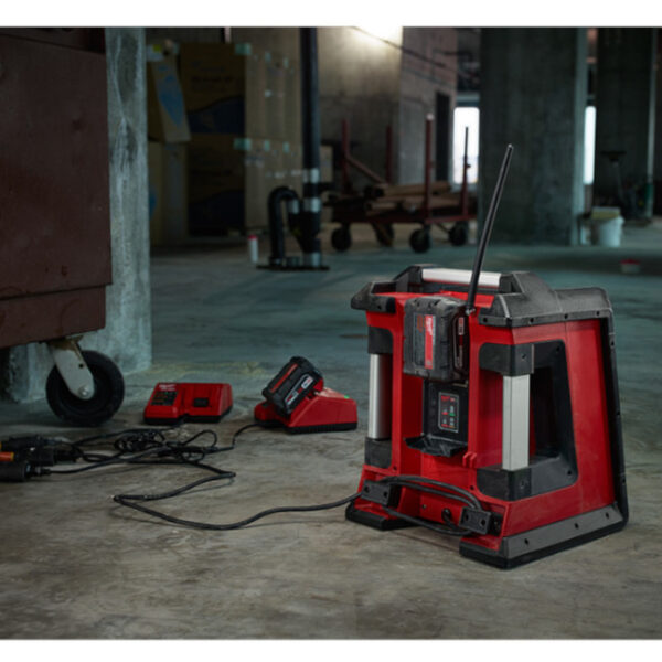 Milwaukee 2792-20 M18 Jobsite Radio5 Milwaukee 2792-20 M18 Jobsite Radio/Charger - Tool Only