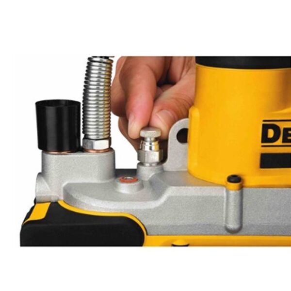DeWALT DCGG571B 20V Grease Gun Close Up