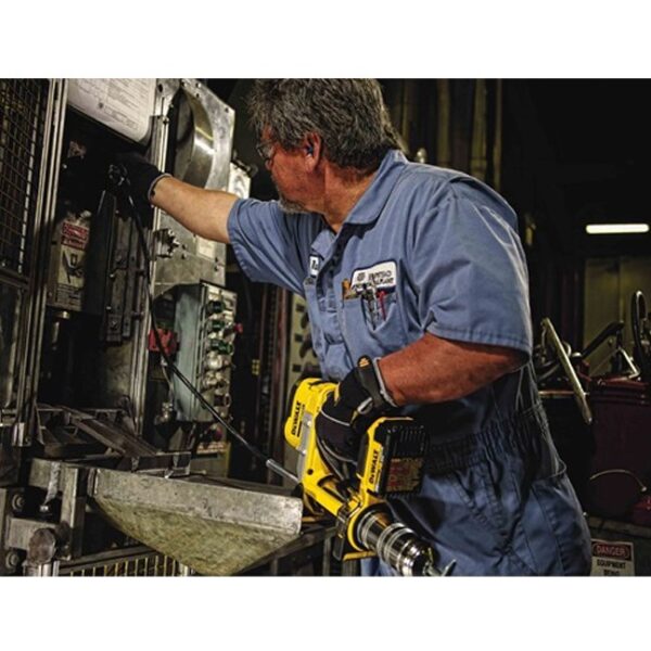 DeWALT DCGG571M1 20V Grease Gun In Use 2 DeWALT DCGG571M1 20V Grease Gun In Use 2