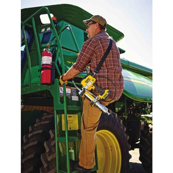 DeWALT DCGG571M1 20V Grease Gun In Use 5 DeWALT DCGG571M1 20V Grease Gun In Use 5