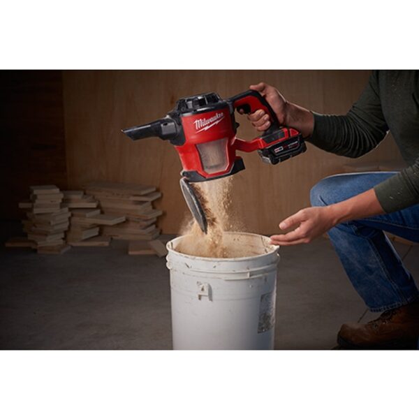 Milwaukee 0882-20 M18 Compact Vacuum In Use 4