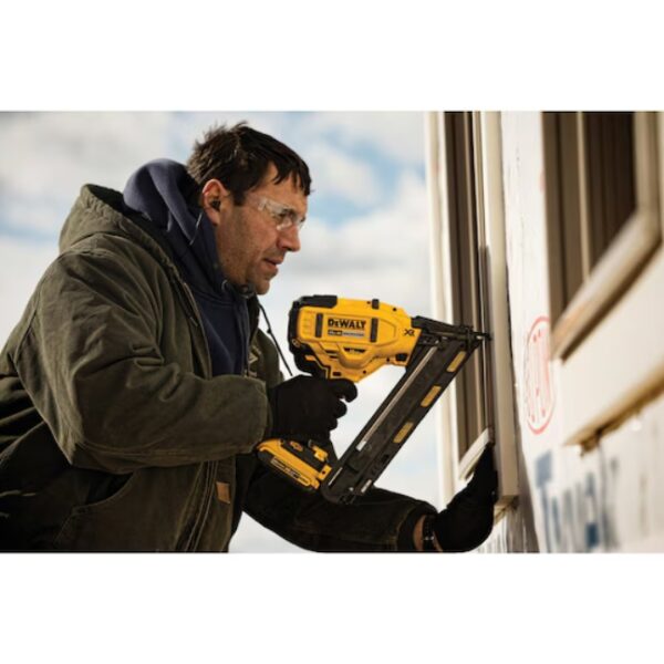 DeWalt DCN650D1 20V MAX XR 15 Gauge Angled Finish Nailer Kit