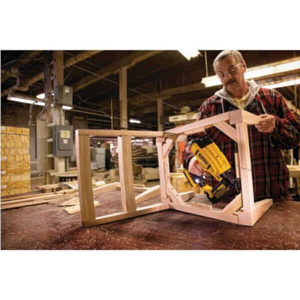 DeWalt DCN680D1 20V MAX XR 18GA Brad Nailer Kit