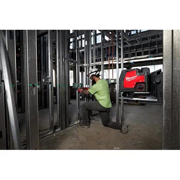 Milwaukee 3522-21 USB Rechargeable Green Cross Line & Plumb Points Laser 2 Milwaukee 3622-21 M12 Green Cross Line and Plumb Points Laser Kit