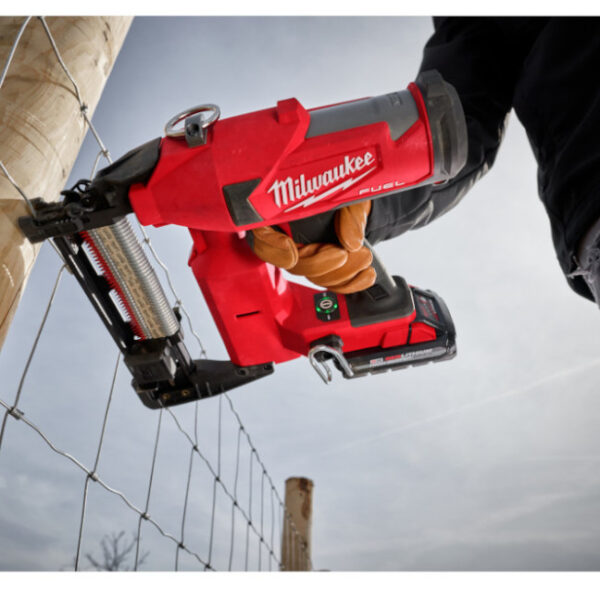 Milwaukee 2843-20 M18 FUEL Utility Fencing Stapler4 Milwaukee 2843-22 M18 FUEL Utility Fencing Stapler Kit
