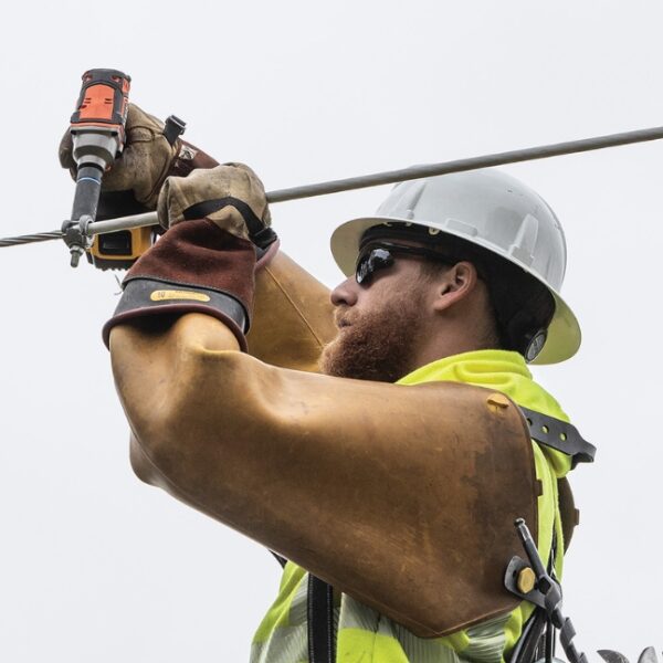 Klein BAT20CW1 1/2" Drive Impact Wrench with Detent Pin 4.0AH Kit