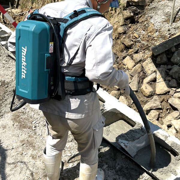 Makita VR001CZ 36V CONNECTX 1-11/16" x 4.9ft Concrete Vibrator - Tool Only Makita VR001CZ 36V CONNECTX 1-11/16" x 4.9ft Concrete Vibrator - Tool Only