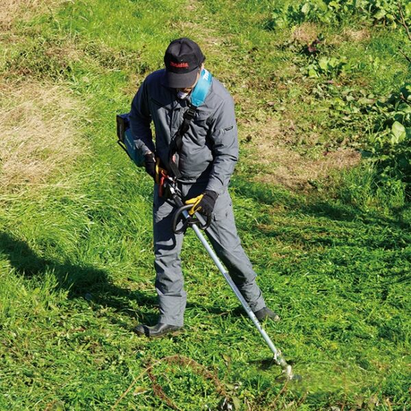 Makita UR014GT202 40Vmax XGT 17-34 Brushless Line Trimmer Kit (1) Makita UR014GT202 40Vmax XGT 17-3/4" Brushless Line Trimmer Kit