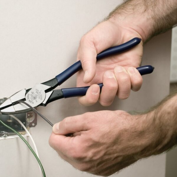 Klein D213-9NE 9" Linesman's Pliers with New England Nose